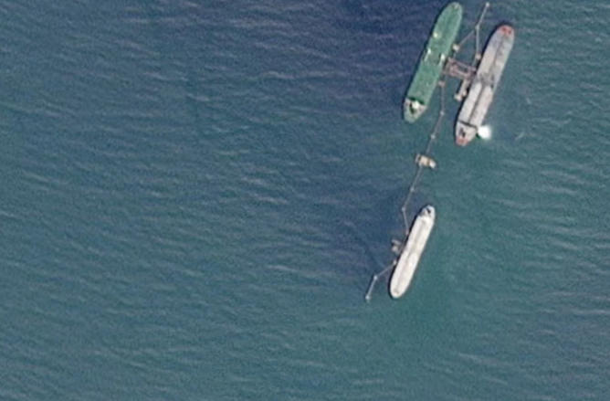 Ukraina sulmon dy platforma nafte ruse në Detin Kaspik me dronë