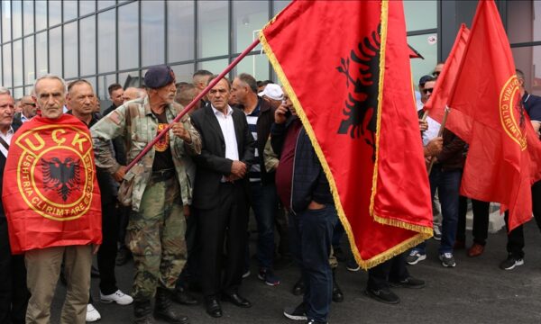 OVL-UÇK pret 20 mijë protestues në Shkup; VLEN paralajmëron kundër keqpërdorimit politik të UÇK-së