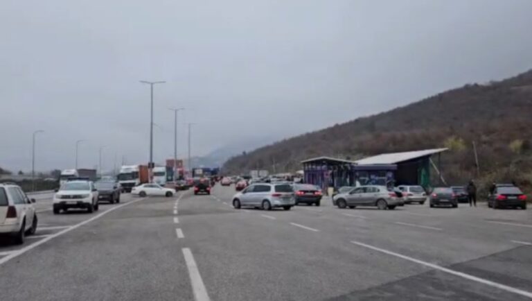 Fluks i madh emigrantësh në kufirin Kosovë–Shqipëri për festat