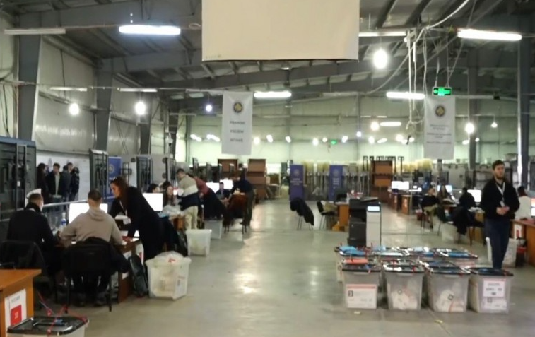 Në QNR vazhdon rinumërimi i votave, 64 vendvotime të përfunduara nga 914