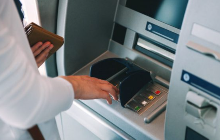 Një grua dyshohet se mori 100 euro të falsifikuara nga bankomati