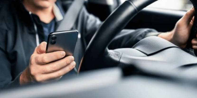 Policia e Ferizajt ndëshkon 268 shoferë për përdorim të telefonit gjatë vozitjes