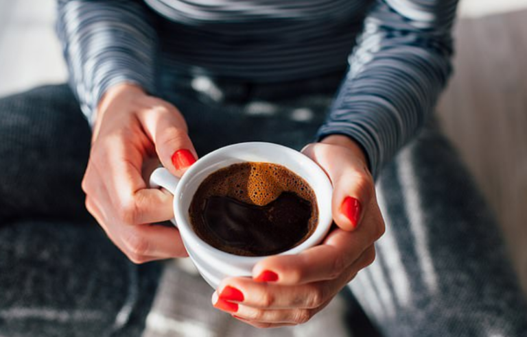 Studimi: Kafeja nuk është e rrezikshme për zemrën nëse konsumohet me masë