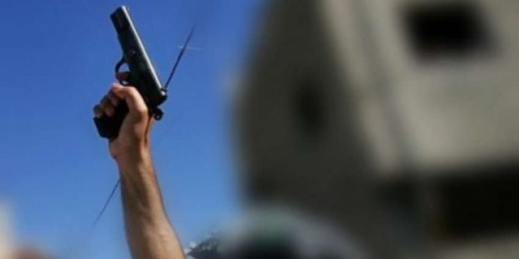 Plagos veten me armë në Rahovec, policia sekuestron armë dhe mjete të tjera