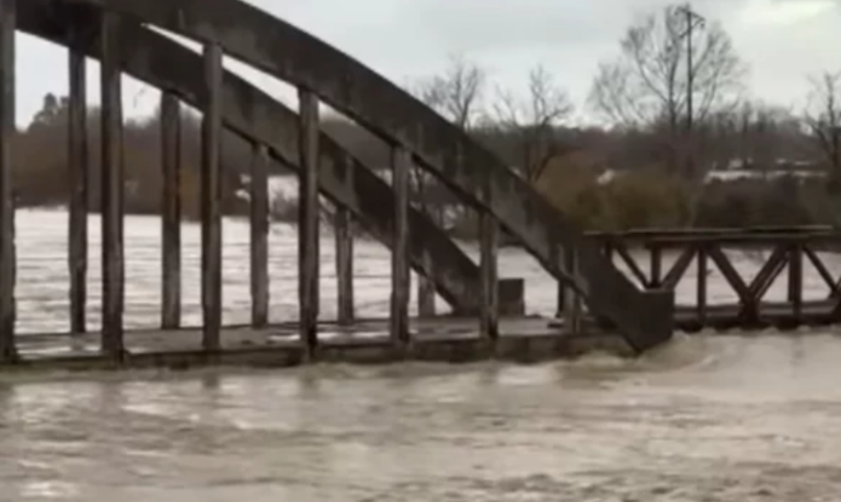 Rritet niveli i lumit Vjosë, rrezikohet dalja nga shtrati