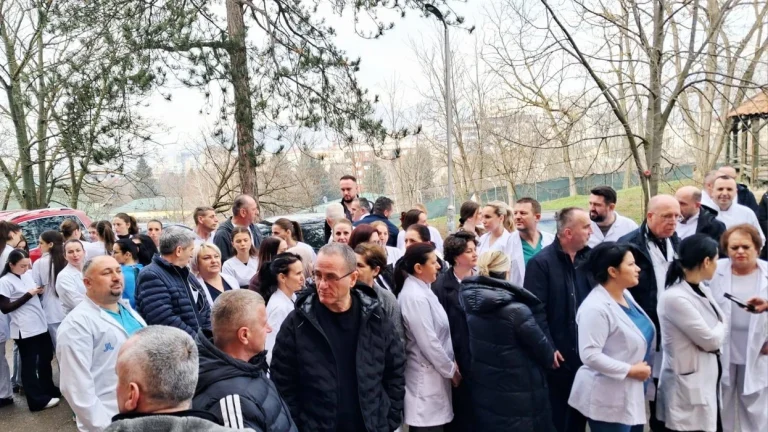 Protestë në Spitalin e Mitrovicës pas sulmit ndaj stafit shëndetësor