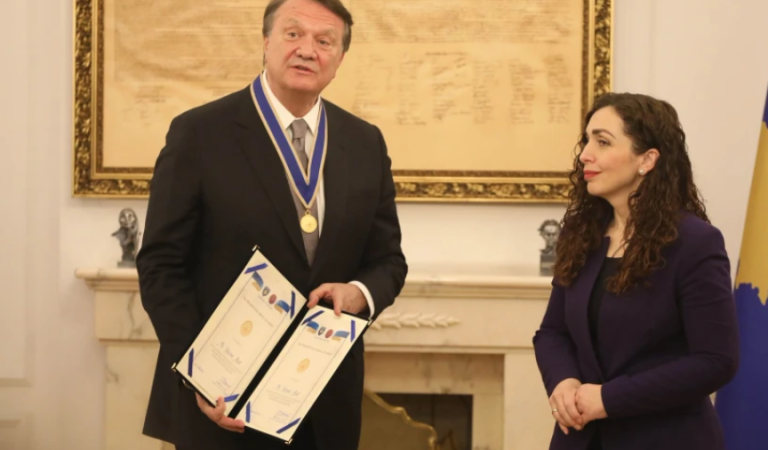 Hasan Arat nderohet me medalje presidenciale nga Vjosa Osmani