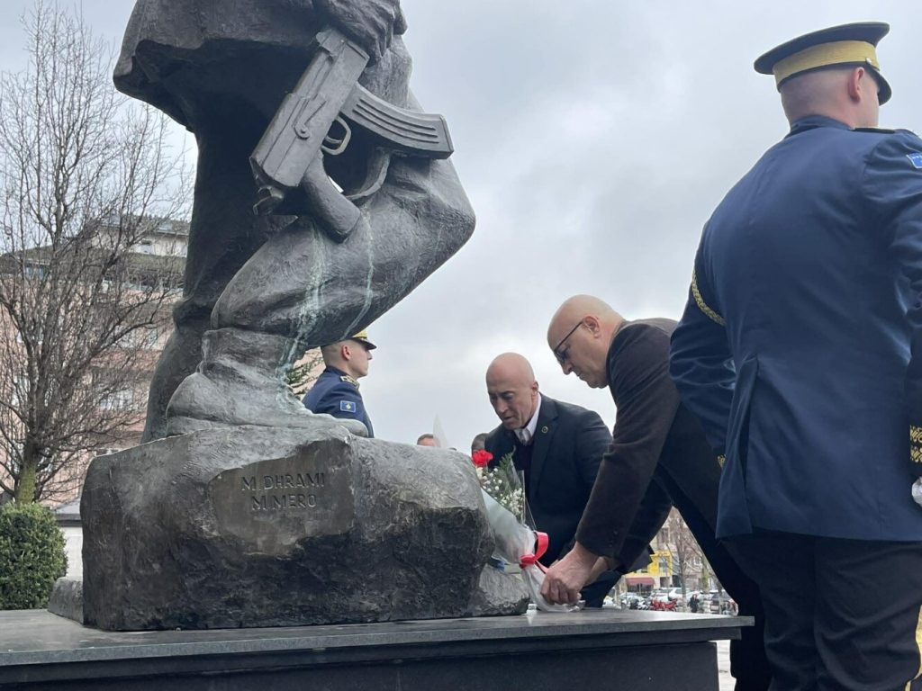 Haradinaj nderon heronjtë e UÇK-së në 29-vjetorin e rënies së tyre