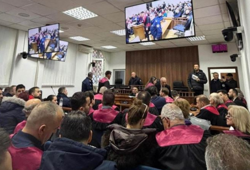 Gjykata e Prizrenit sqaron mbajtjen e të pandehurve pas seancës