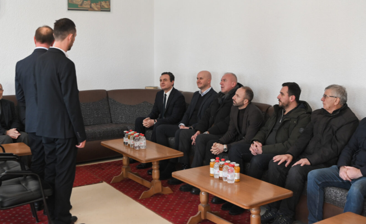 Kryeministri Kurti shpreh ngushëllime familjes Sadriu pas vdekjes së Ali Sadriut