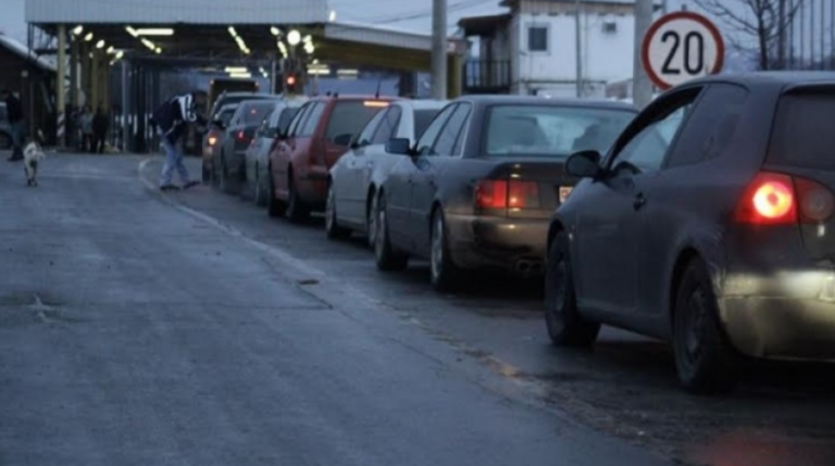 Kolona të gjata në dalje nga Kosova, pritje deri në 90 minuta në pikat kufitare