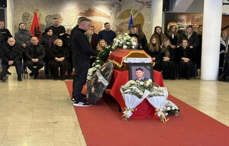 Pas 26 vjetësh pritje, eshtrat e Rasim Kocit u varrosën në Çabrat