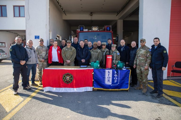 KFOR dorëzon pajisje zjarrfikëse në Brigadën e Zjarrfikësve në Viti