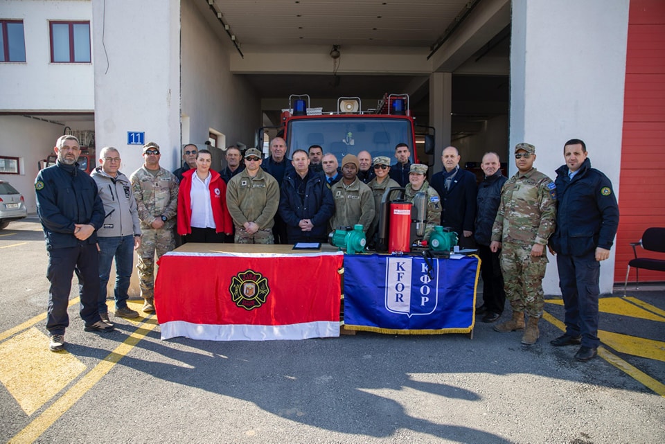 KFOR dorëzon pajisje zjarrfikëse në Brigadën e Zjarrfikësve në Viti