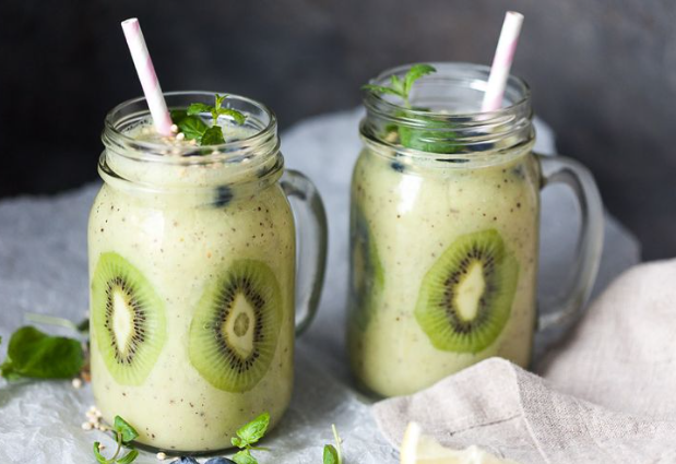 Smoothie energjik me banane dhe kivi për mëngjes