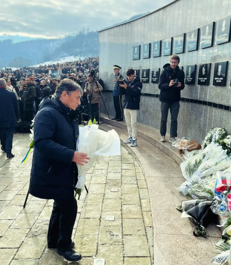 Ambasadori italian nderon viktimat e Reçakut, riafirmon angazhimin për drejtësi