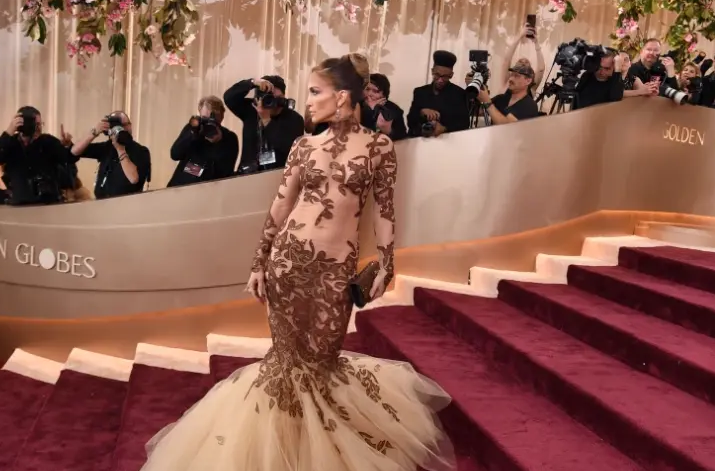 Jennifer Lopez shkëlqen në “Golden Globes” me fustan couture të vitit 2003