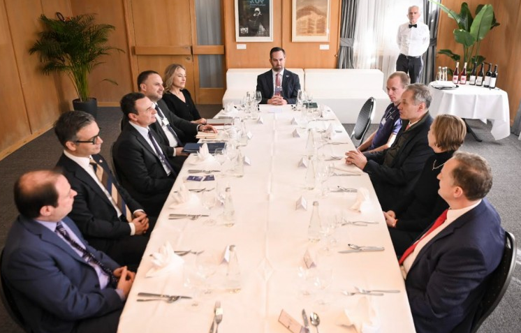 Kurti diskuton me përfaqësues ekonomikë në Davos për investime dhe klimë biznesi