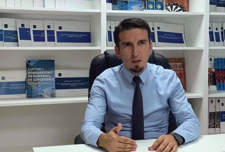 Zekaj: 35 të ndaluarit po mbahen pa vendim pas skadimit të afatit ligjor