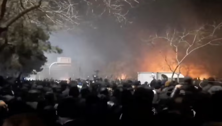 Qytetarët shqiptarë në Iran këshillohen për kujdes për shkak të protestave