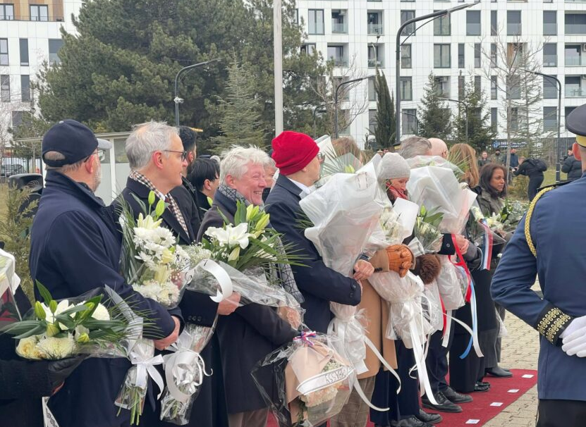 Ambasadorët e huaj nderojnë ish-presidentin Ibrahim Rugova