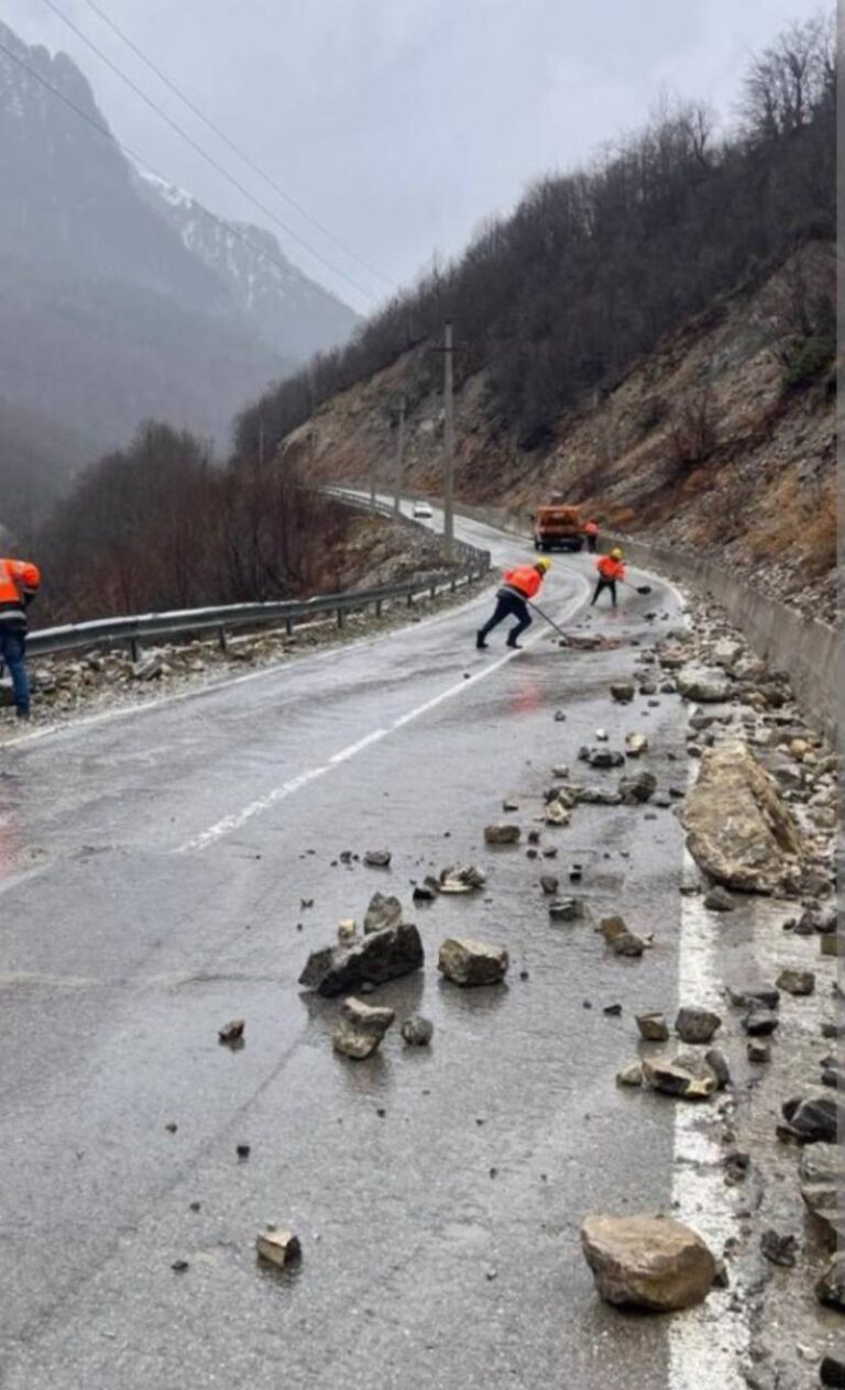 Policia e Kosovës apelon për kujdes në trafik pas reshjeve të shiut