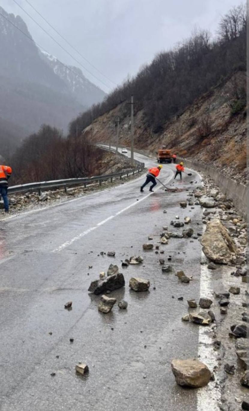 Policia e Kosovës apelon për kujdes në trafik pas reshjeve të shiut