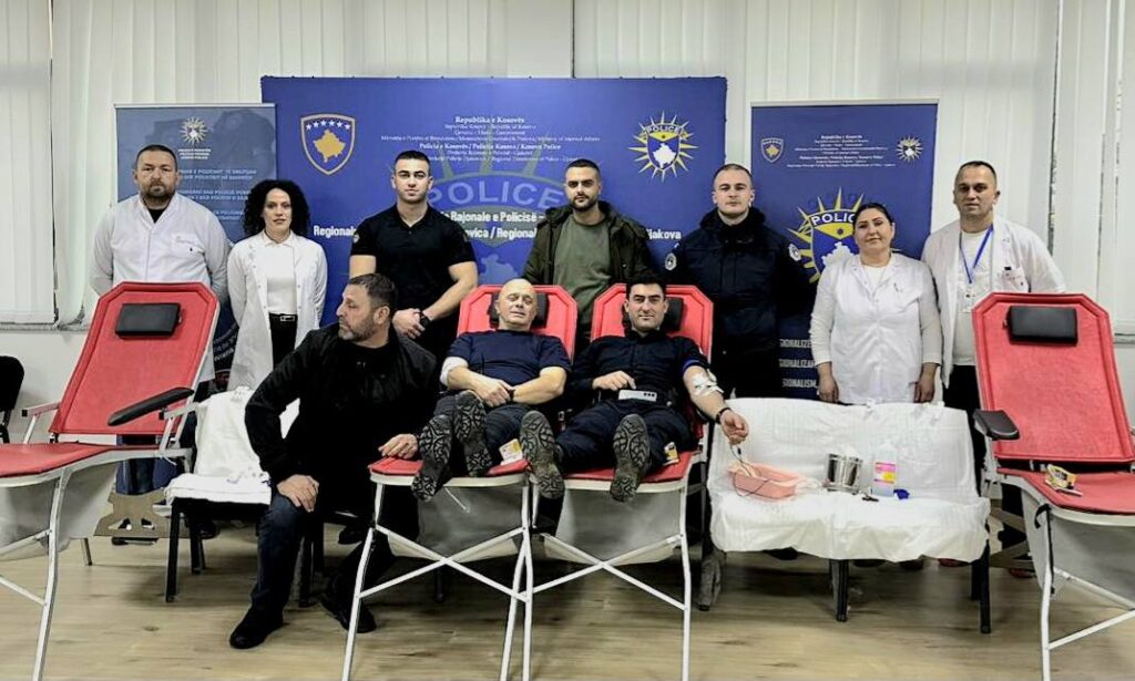 Pjesëtarë të Policisë në Gjakovë vazhdojnë traditën me dhurimin vullnetarë të gjakut