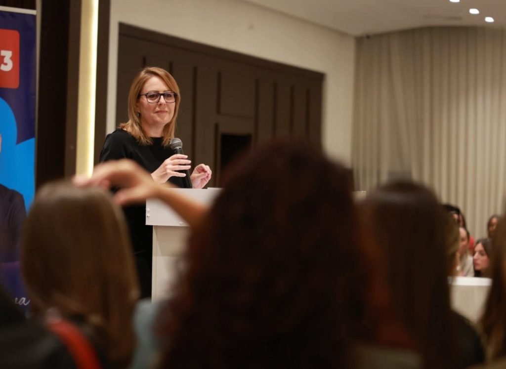 Hykmete Bajrami jep dorëheqje nga nënkryetarja e LDK-së dhe kërkon dorëheqjen e Abdixhikut