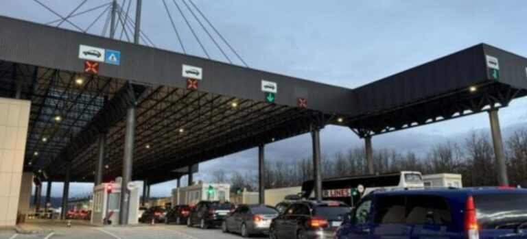 Radhë të gjata në pikat kufitare të Kosovës – Merdarë deri 1500 metra