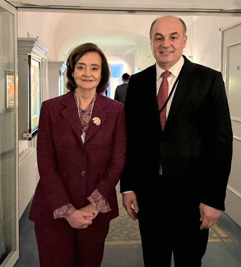 Enver Hoxhaj takohet me Cherie Blair në Davos