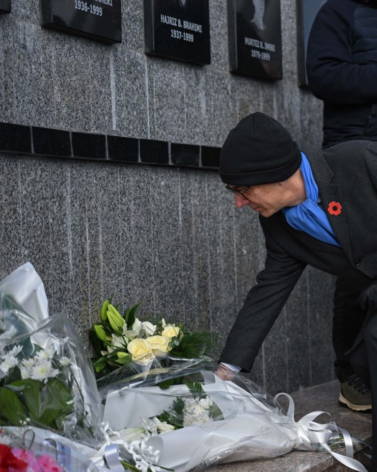 Ambasadori gjerman nderon viktimat e Masakrës së Reçakut