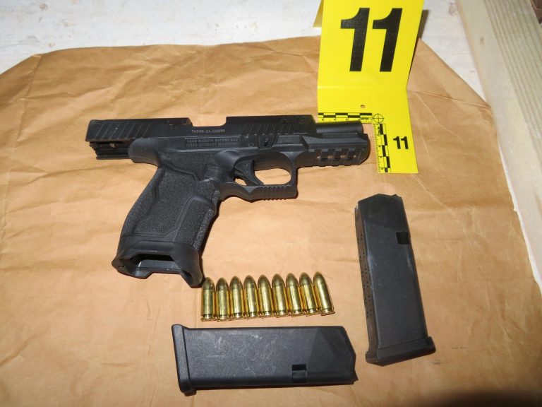 Policia e Prizrenit sekuestron dy armë dhe ndalon dy persona brenda 24 orëve