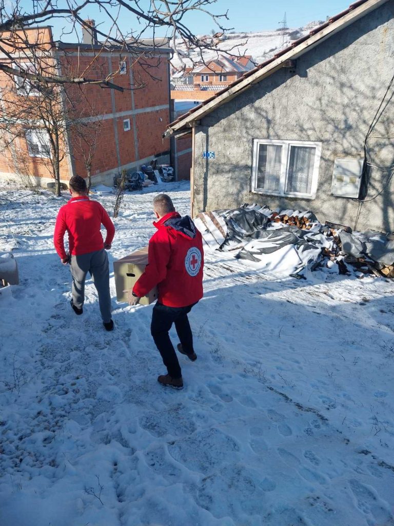 Evakuohen tri familje nga vërshimet në lagjen “Kodra e Trimave”