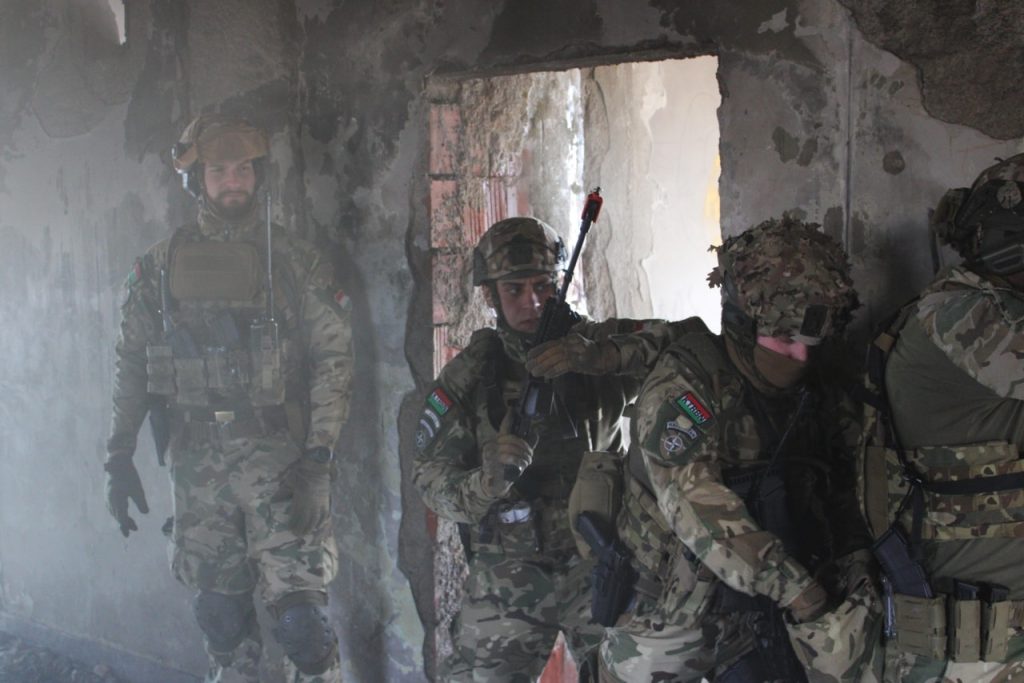 Ushtarët e KFOR-it zhvillojnë stërvitje të Betejës së Afërme (CQB)