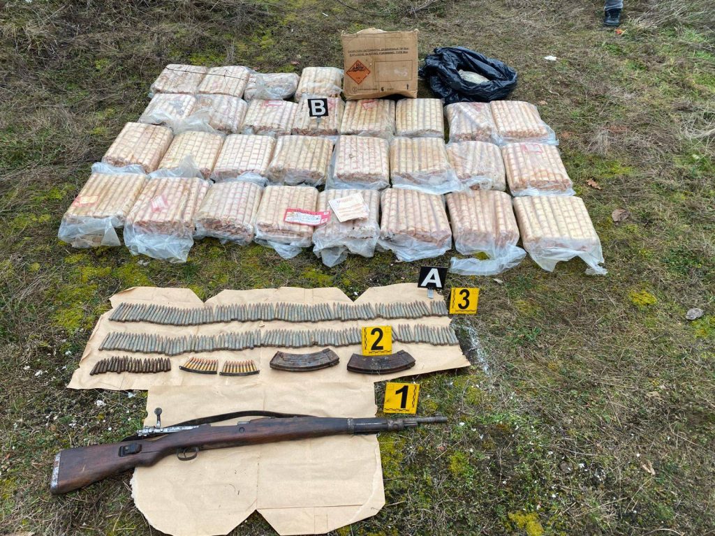 Policia sekuestron armë, municion dhe eksploziv në një shtëpi të braktisur në Zubin Potok