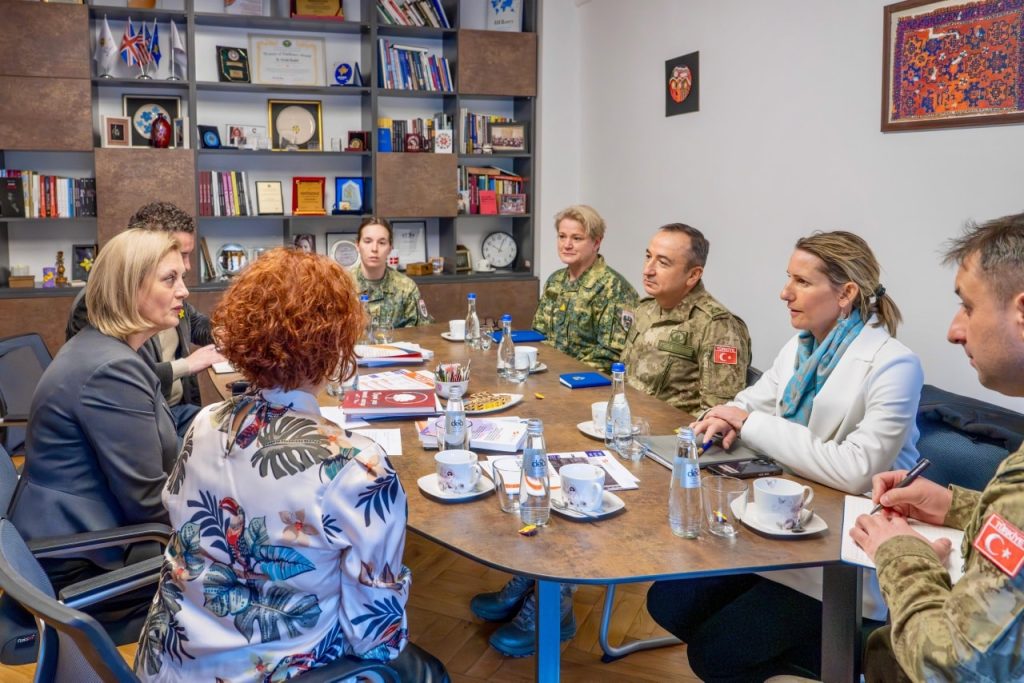 Komandanti i KFOR-it takohet me KRCT për të mbështetur të mbijetuarit e dhunës së luftës