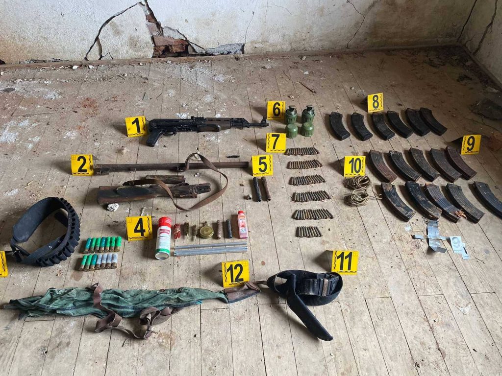Policia gjen armë, municion dhe granata dore në një shtëpi të braktisur në Zveçan