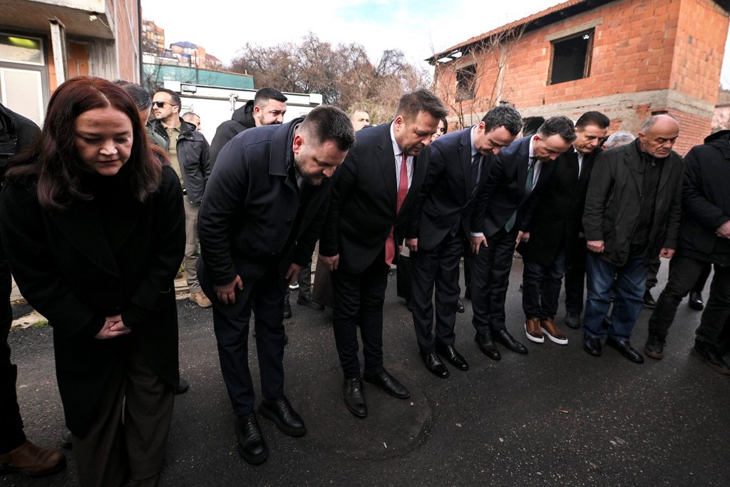 Kurti nderon dëshmorët Avdyli, Mërturi dhe Gashi në 27-vjetorin e rënies