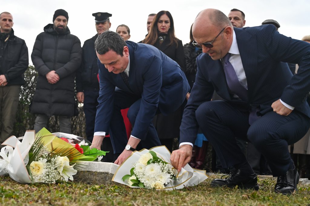 Kurti nderon dëshmorët e familjes Lleshi në përvjetorin e rënies së tyre