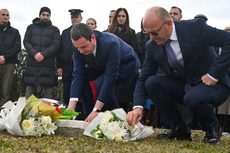 Kurti nderon dëshmorët e familjes Lleshi në përvjetorin e rënies së tyre