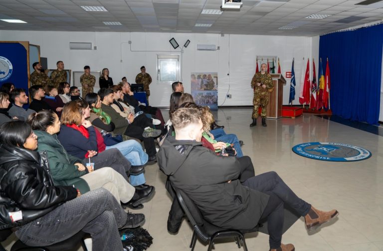 Komandanti i KFOR-it-Perëndim zhvillon konferencë për studentët në Camp Villaggio Italia