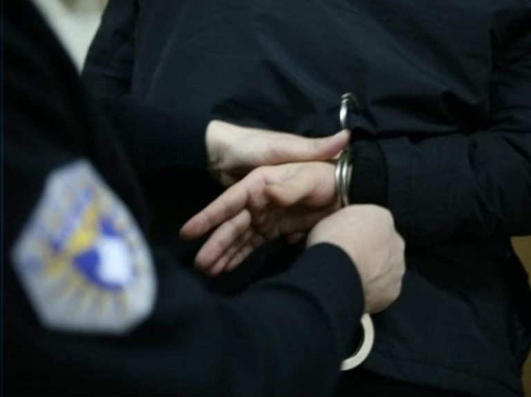 Arrestohen dy persona të dyshuar për grabitje në Pejë