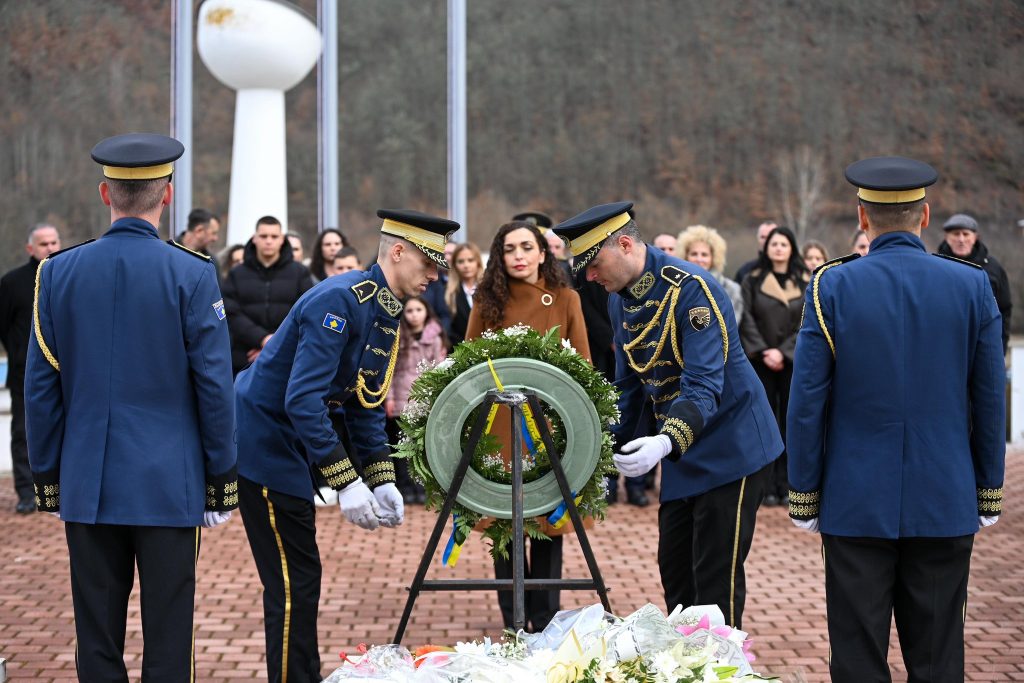 Osmani nderon heronjtë e 31 janarit: Sakrifica e tyre është themel i lirisë së Kosovës
