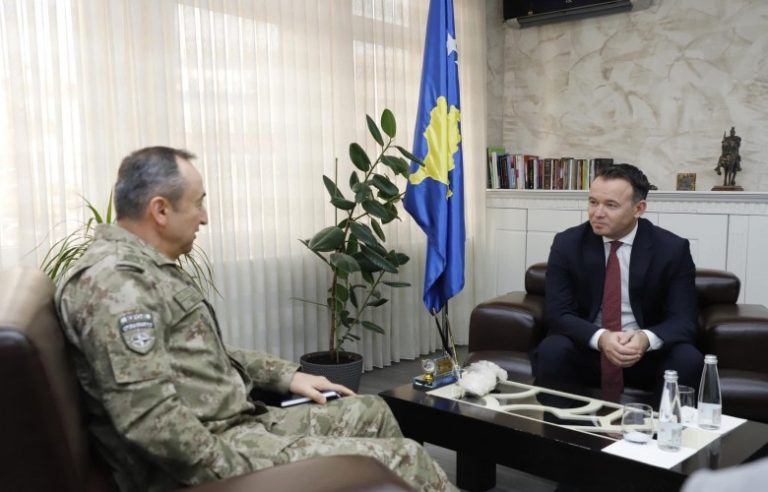 Peci takohet me kreun e KFOR-it për sigurinë e qytetarëve