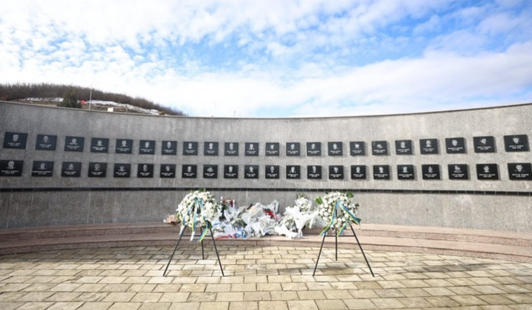 Ambasada Britanike nderon viktimat e Masakrës së Reçakut