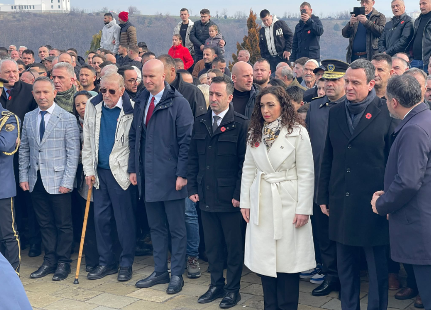 Krerët e shtetit bëjnë homazhe në Reçak për 27-vjetorin e masakrës