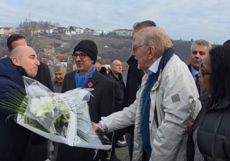 William Walker nderon viktimat në 27-vjetorin e Masakrës së Reçakut