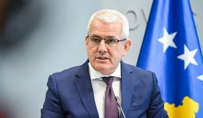 Sveçla: Zjarri në fabrikën e Gjakovës u lokalizua me ndihmën e zjarrfikësve nga 6 komuna