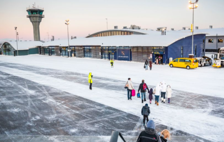 I ftohti ekstrem bllokon turistët në aeroportin e Kittilës në Finlandë